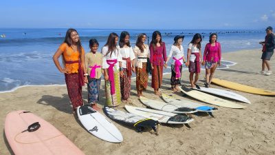 Puluhan Gadis Bali Surfing di Kuta Pakai Kebaya Lengkap 5 Puluhan gadis Bali merayakan Hari Kartini ala Pantai Kuta Bali. Bahkan, 6 gadis lainnya merupakan penyandang disabilitas tuna rungu dan tuna wicara. Mereka melakukan surfing dengan menggunakan kebaya lengkap seperti pahlawan nasional wanita Indonesia, Raden Adjeng (RA) Kartini.