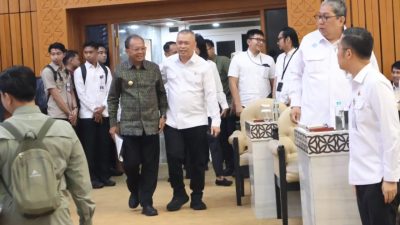 DPR RI Minta Bali Dibangun dengan Skema Khusus, Pemerintah Pusat Siap Realisasi Usulan Gubernur Koster 6 Menhub Dudy Purwagandhi dan Gubernur Bali Wayan tampak akrab sebelum Rapat Kerja dan Rapat Dengar Pendapat bersama Komisi V DPR RI bersama Menteri Perhubungan, Menteri Pekerjaan Umum, serta Gubernur Bali, Rabu (8/4/2026) di gedung DPR RI.