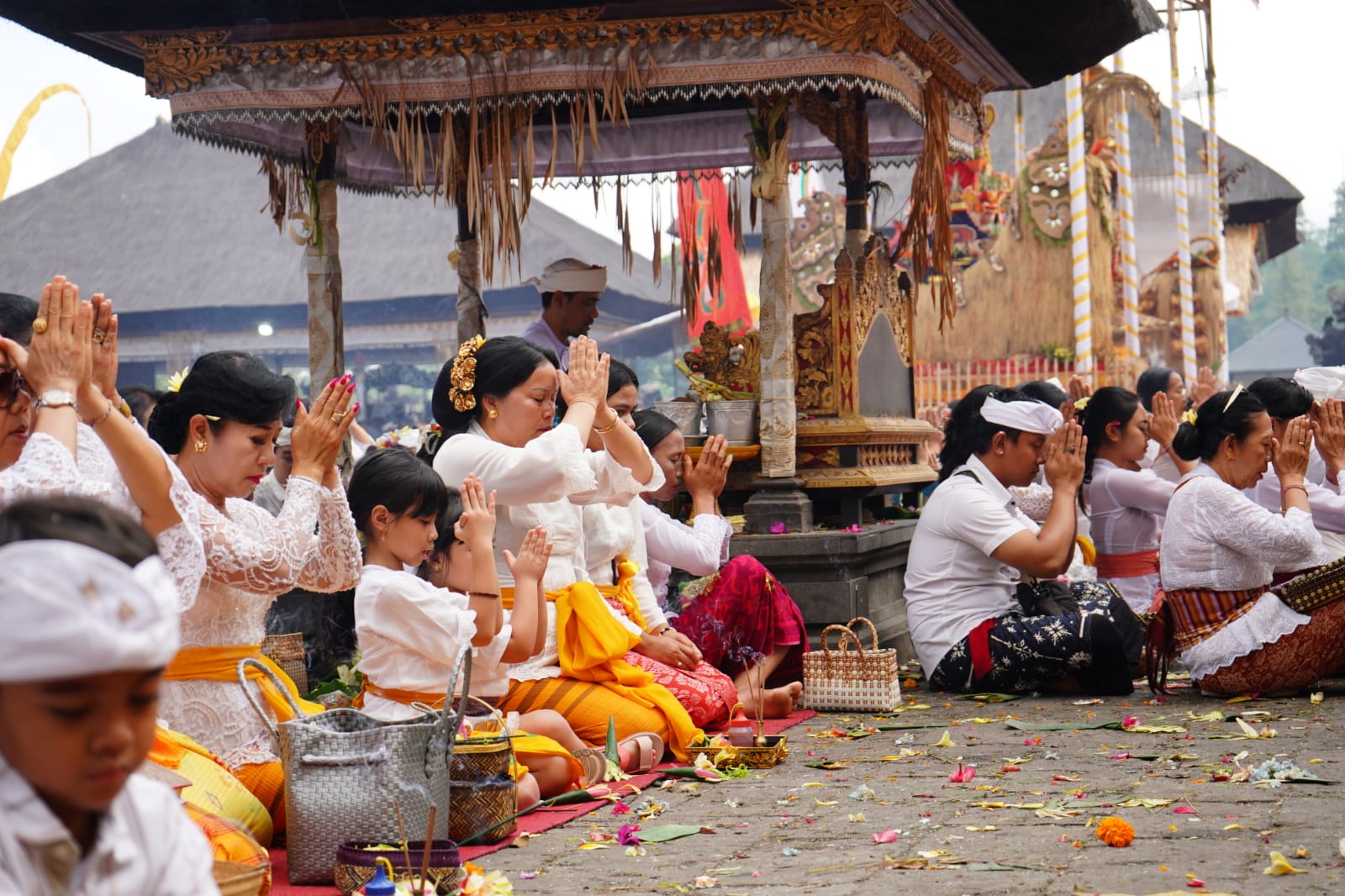 Ketua BKOW Bali Haturkan Sembah Bhakti di Pura Agung Besakih, Pemedek Meningkat pada Akhir Pekan 1 Ketua Badan Kerja Sama Organisasi Wanita (BKOW) Provinsi Bali, Ny. Seniasih Giri Prasta, menghaturkan sembah bhakti serangkaian Karya Ida Bhatara Turun Kabeh (IBTK) di Pura Agung Besakih, Sabtu (11/4/2026), di tengah meningkatnya jumlah pemedek pada akhir pekan.