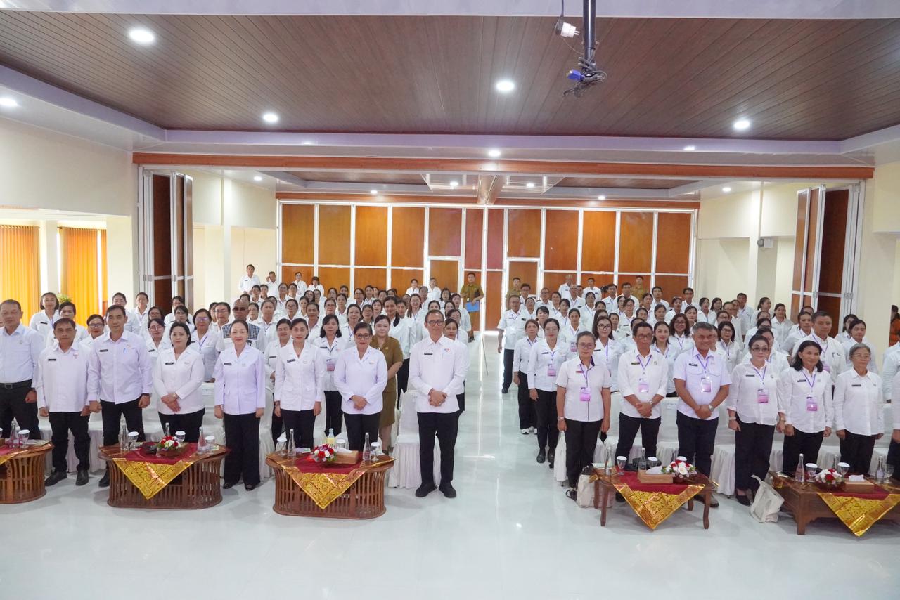 Perkuat Peran Kader, Putri Koster Tekankan Pemahaman Menyeluruh Posyandu 1 Ketua Tim Pembina Posyandu Provinsi Bali, Ny Ni Luh Putu Putri Koster alias Putri Koster, menegaskan pentingnya pemahaman menyeluruh bagi para kader dalam menjalankan fungsi dan peran Posyandu di tengah masyarakat.