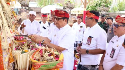Bupati Sanjaya Hadiri Pemelasapasan Padmasana RSUD Singasana 6 Bupati Tabanan, Dr. I Komang Gede Sanjaya, S.E., M.M menghadiri Karya Pemelaspasan Agung lan Ngenteg Linggih Ring Padmasana RSUD Singasana, Jumat (1/5). foto ist