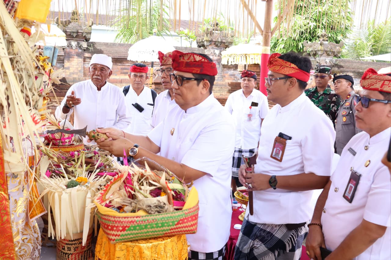 Bupati Sanjaya Hadiri Pemelasapasan Padmasana RSUD Singasana 1 Bupati Tabanan, Dr. I Komang Gede Sanjaya, S.E., M.M menghadiri Karya Pemelaspasan Agung lan Ngenteg Linggih Ring Padmasana RSUD Singasana, Jumat (1/5). foto ist