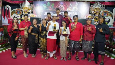 Peserta Lima Kabupaten se-Bali Hadirkan Kreativitas dan Seni Racik Kopi pada Lomba Barista Kopi Bulan Bung Karno 8 Bendahara DPD PDI-P Bali Dewa Made Mahayadnya alias Dewa Jack pose bersama para juara lomba barista kopi dalam rangka bulan Bung Karno di Kantor DPD, Kamis 21 Mei 2026.