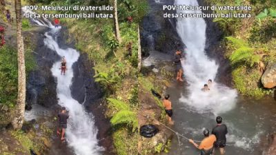 Serunya bermain water slide di Desa Lemukih, Buleleng.