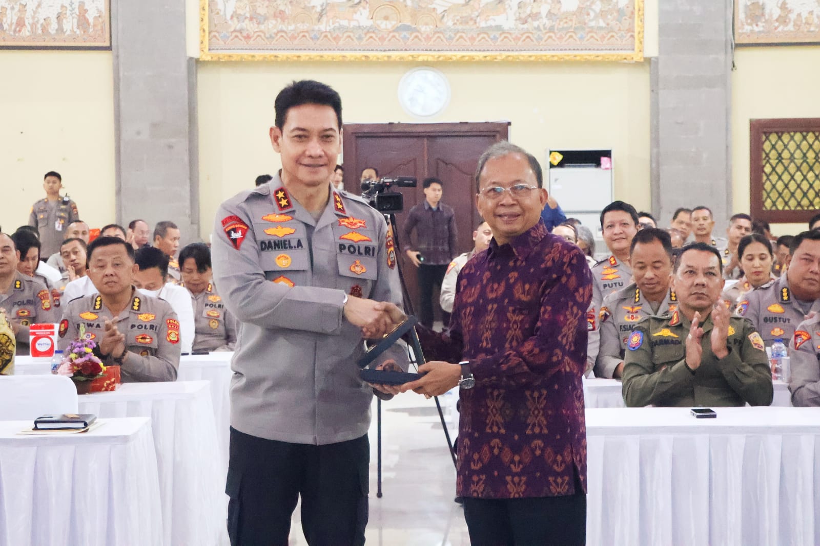 Hadiri Rapim Polda Bali, Koster Minta Jaga Kontribusi Basar Bali untuk Devisa Pariwisata Nasional 1 Hadiri Rapim Polda, Koster Minta Jaga Bali sebagai Kontribusi Terbesar Devisa Pariwisata Nasional.
