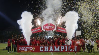Konsisten Gelar Soekarno Cup, Pelatih Gung Bram: PDIP Hadirkan Wadah Pembinaan Pemain Muda Bali untuk Indonesia. Ini disampaikan usai Gung Bram membawa banteng Denpasar juara Liga kampung Soekarno CUP III di Stadion Ngurah Rai, Senin 25 mei 2026.
