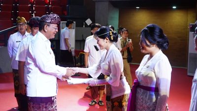 Resmi Jadi PNS, Bupati Sutjidra Ingatkan ASN Baru Junjung Loyalitas, Integritas, dan Profesionalisme.