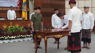Formasi KPID Bali Kembali Lengkap, Sekda Dewa Indra Lantik Anggota PAW 5 Formasi KPID Bali Kembali Lengkap, Sekda Dewa Indra Lantik Anggota PAW.