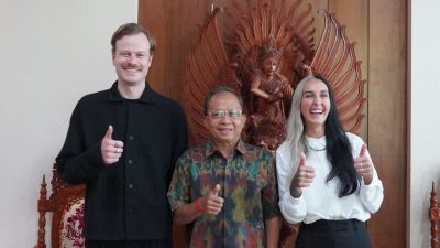 Gubernur Bali Wayan Koster saat berdialog bersama WNA asal Norwegia (pasien yang sembuh, red), Dagny Magdalene Jaeger Markussen di Jayasabha, Minggu (Redite Keliwon, Watugunung) 29 Maret 2026.
