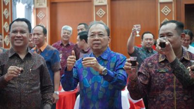 Koster: Pelaku Usaha Jangan Setengah Hati Gunakan Aksara Bali di Kemasan Arak Bali.